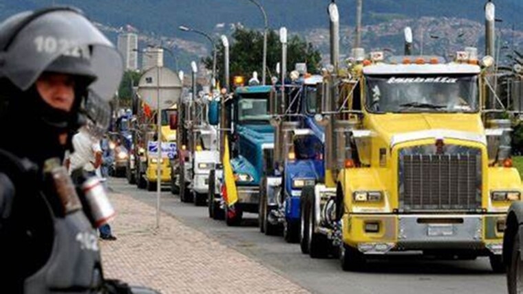 Camioneros amenazan con hacer paro