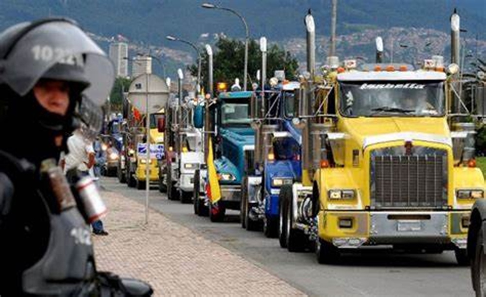 Camioneros amenazan con hacer paro