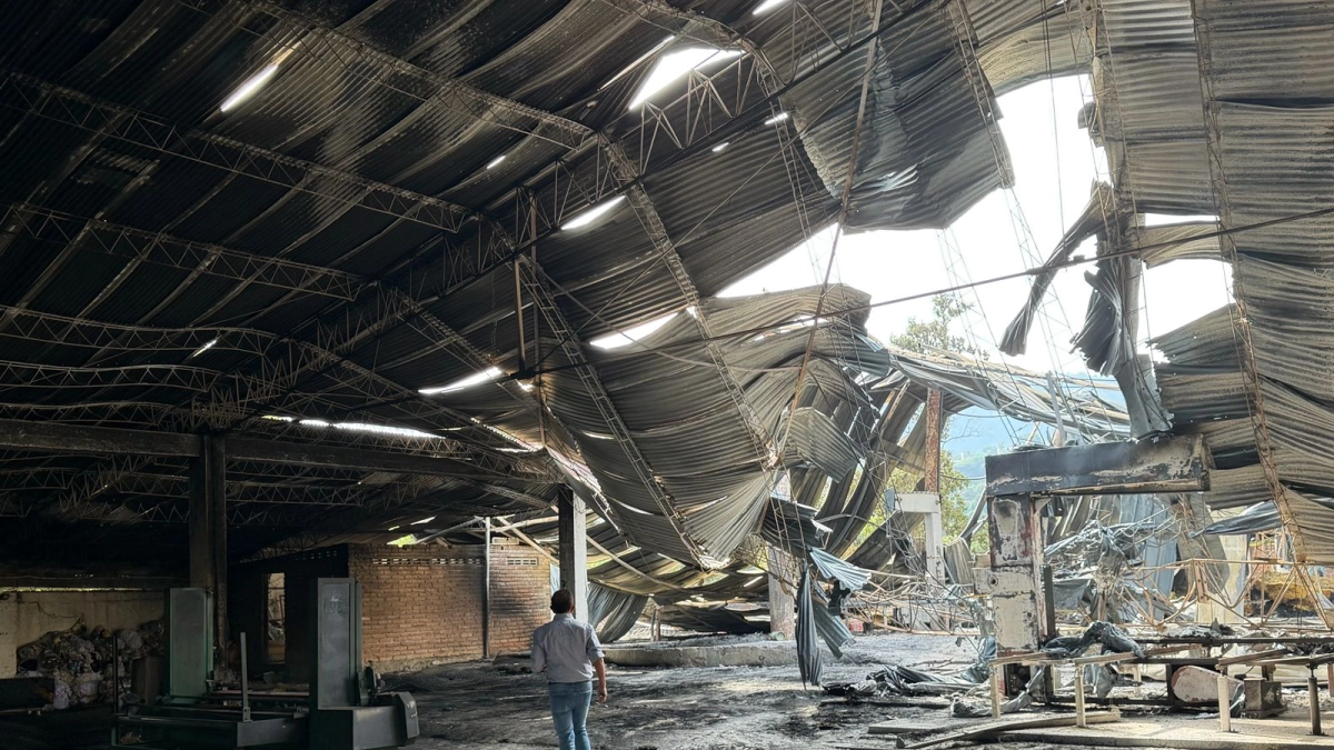 Más de dos mil millones de pesos perdió reconocida empresa de colchones de Santander tras voraz incendio que consumió su fábrica que llevaba 35 años