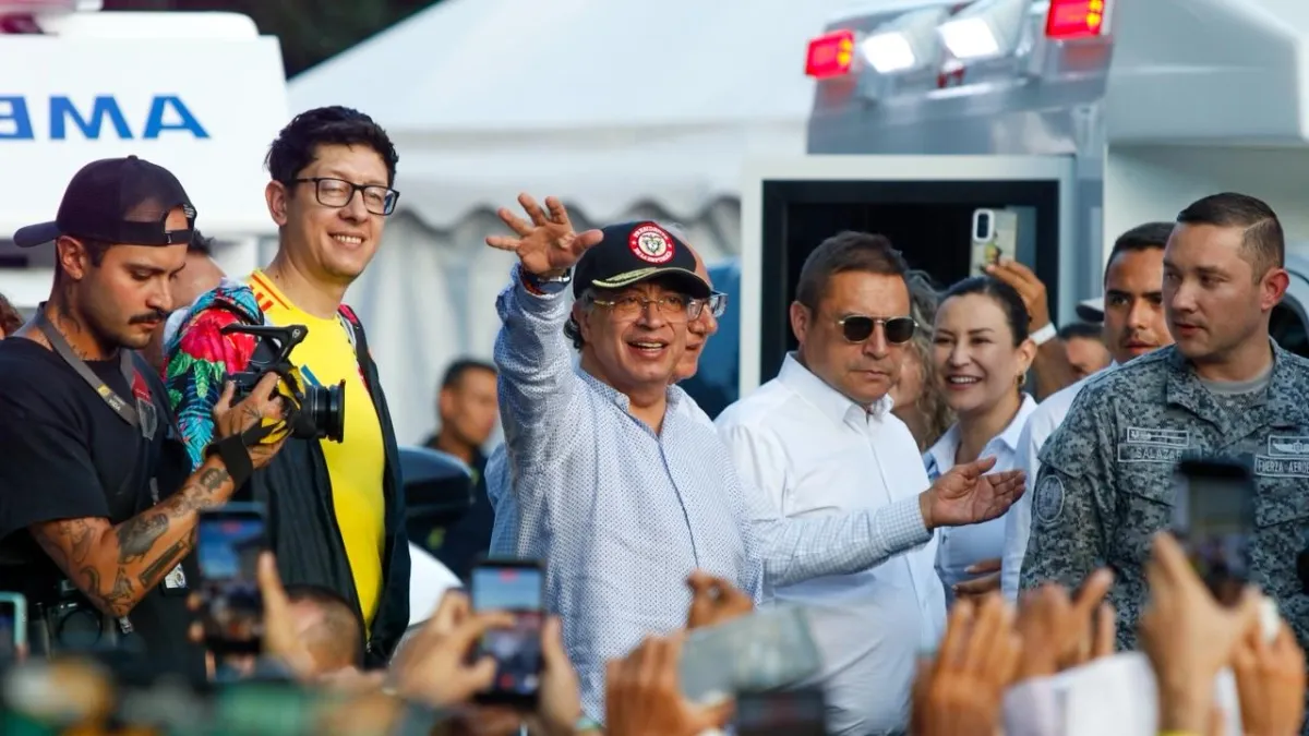 el jefe de Estado llegó cinco horas tarde al evento