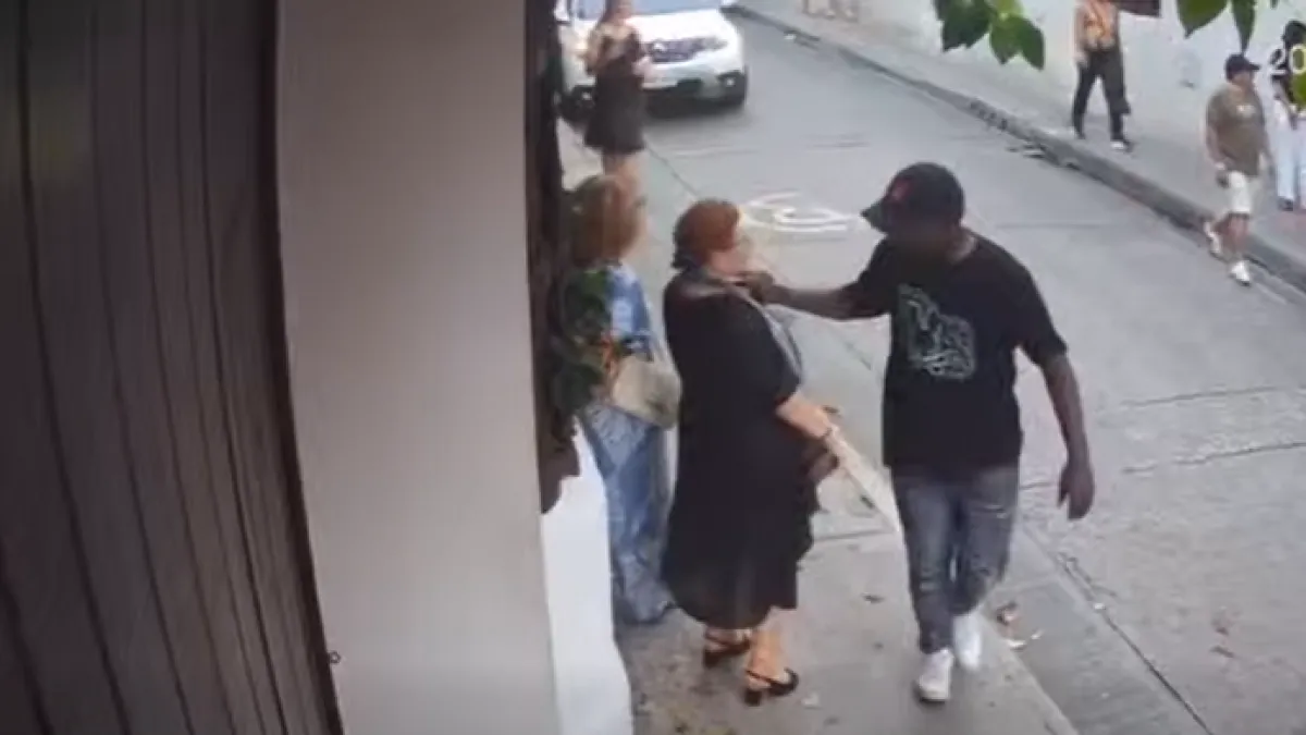 Turista extranjera es víctima de raponazo en el Centro Histórico de Cartagena: el ladrón le arrancó la cadena del cuello y huyó a pie