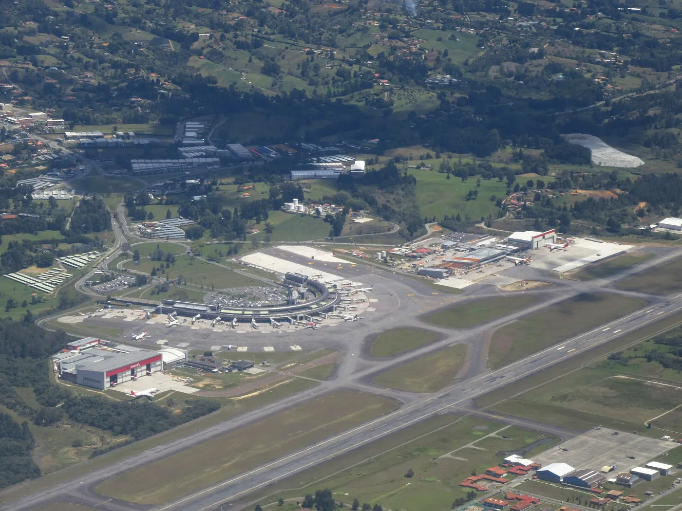 ¿Cuánto cuesta un taxi del aeropuerto José María Córdova a Medellín en 2026?