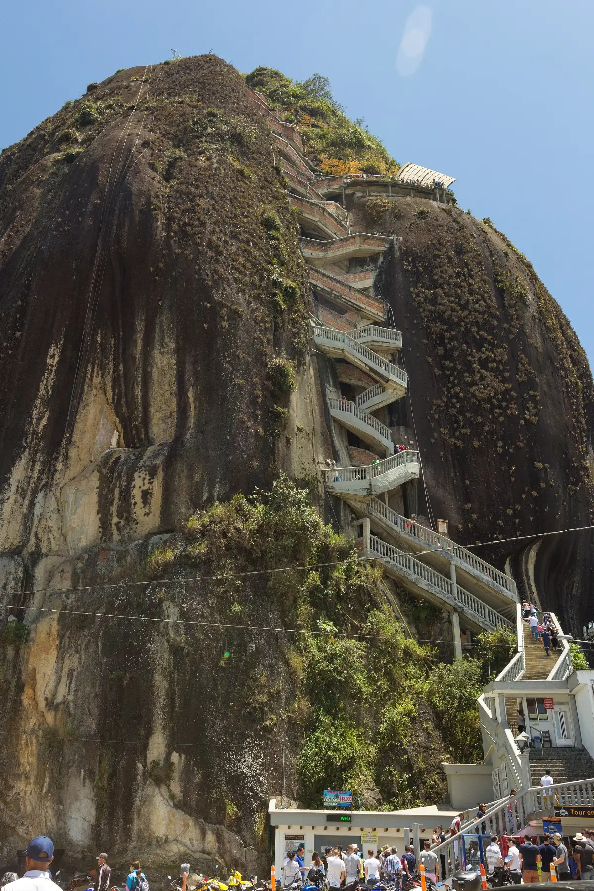 Cómo ir de Medellín a Guatapé en 2026: bus, taxi privado o tour