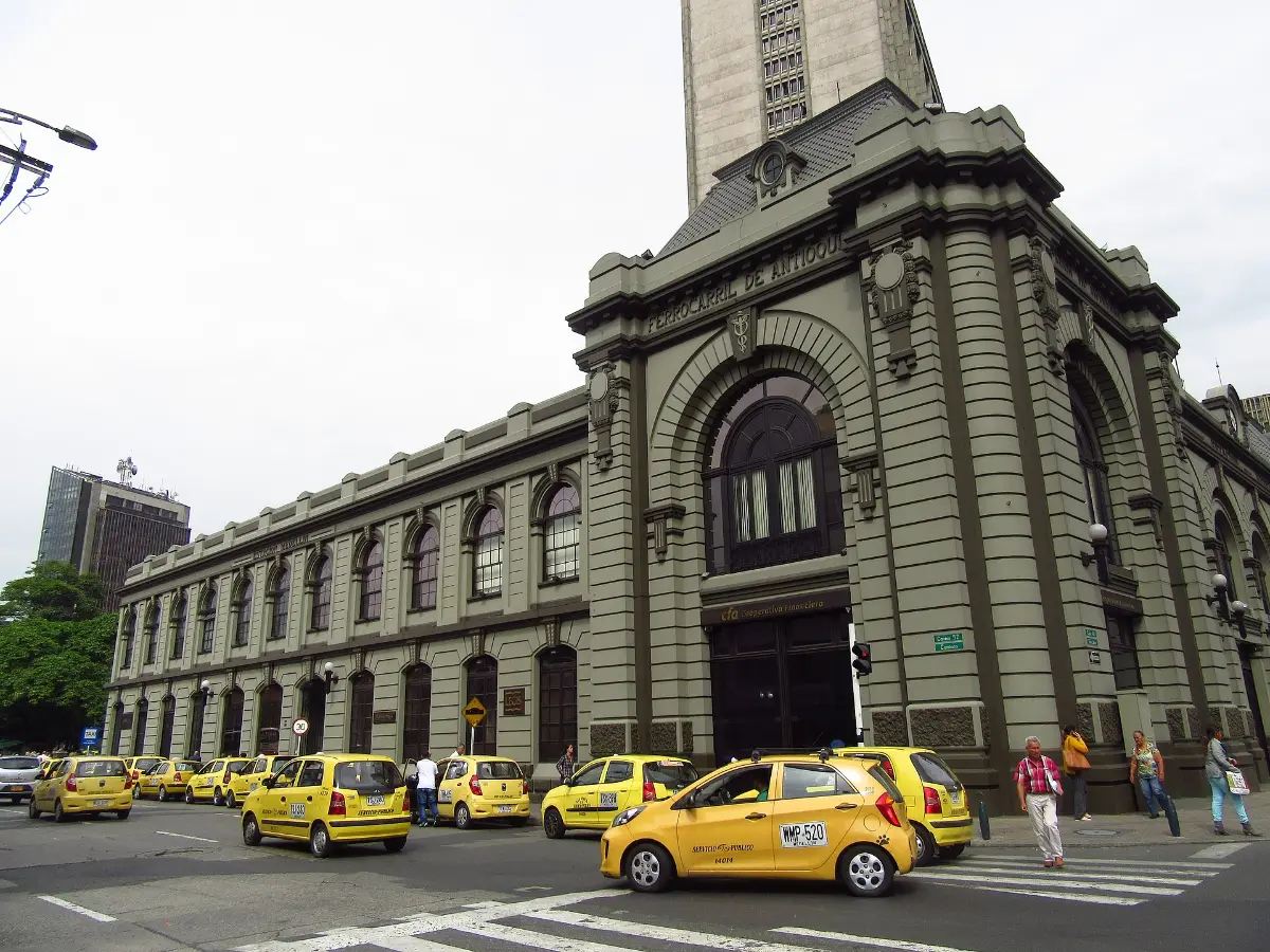 Taxi seguro en Medellín: 8 consejos para turistas y viajeros (2026)